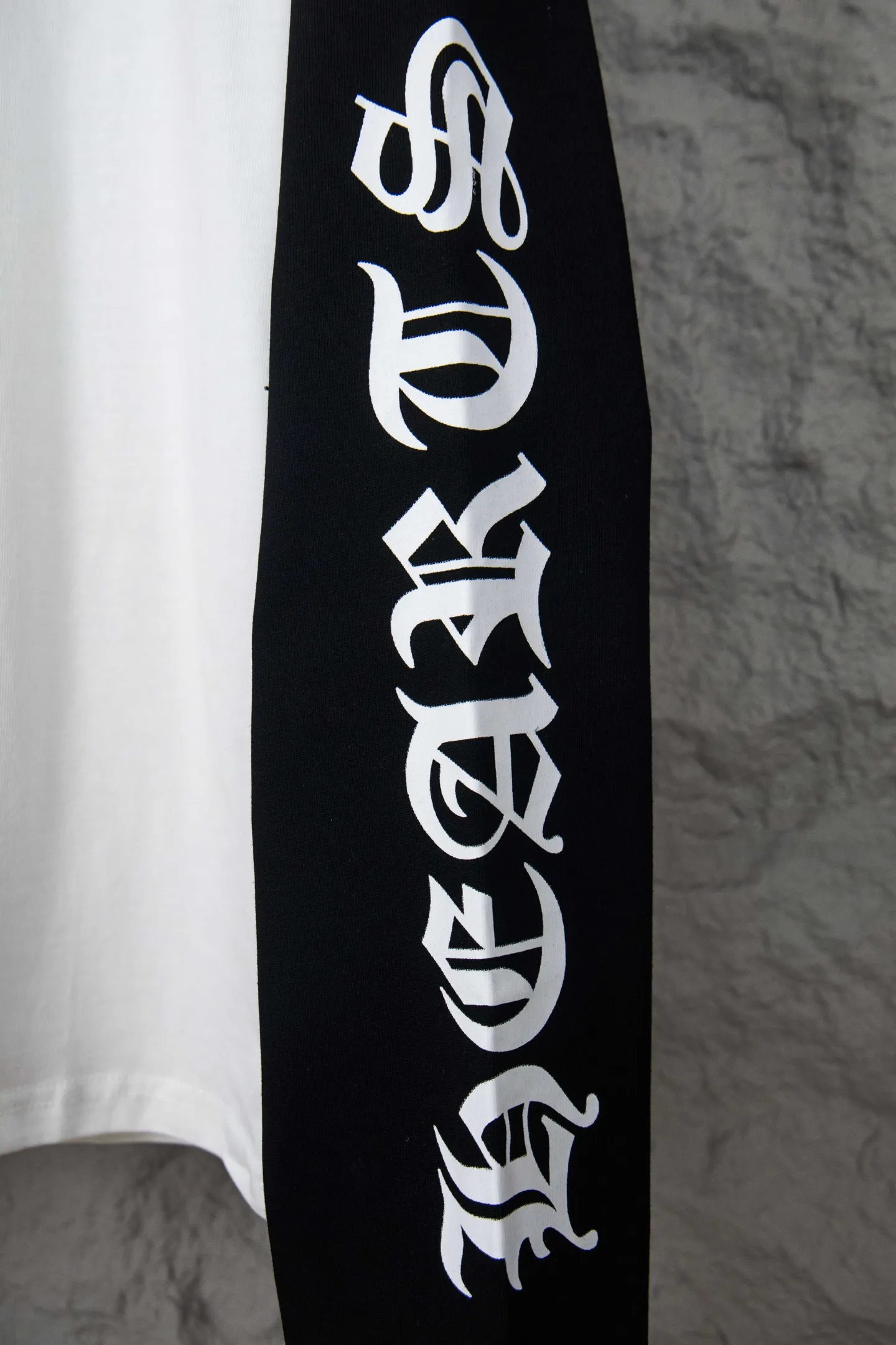 P170 Chrome Hearts/Chrome Hearts 23ss Sanskrit horseshoe splicing print popular long-sleeved T-shirt 260g 85 pure cotton double yarn, skin-friendly, comfortable, soft and breathable. Matching threads, long-lasting washing without deformation. Color: white and black, white and blue -Size: S M L XL